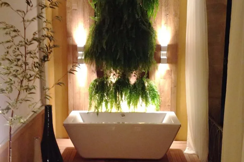 Banheira Atrium com parede decorada em estampa floral