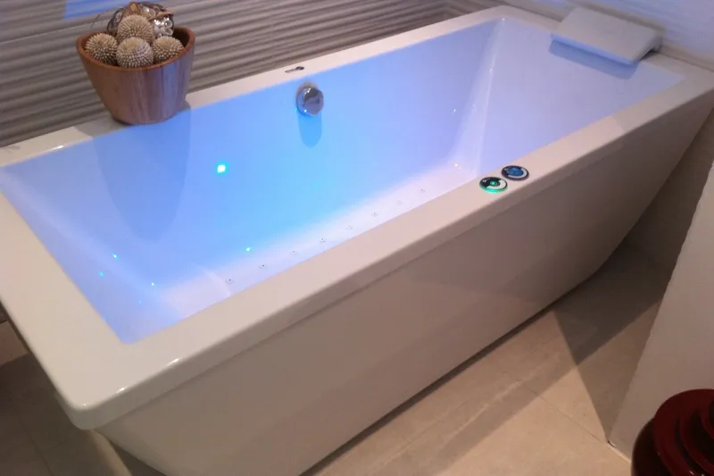 Banheira Atrium com cromoterapia acesa em tom azul