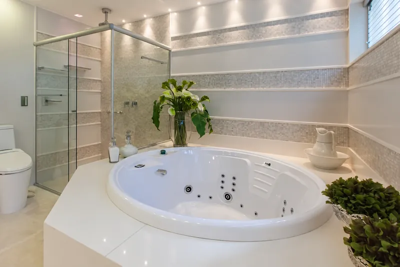 Banheira Glamour em ambiente com elementos naturais
