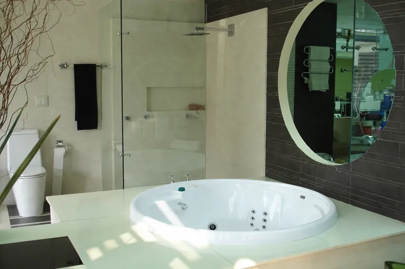 Banheira Glamour com espelho e plantas ao fundo