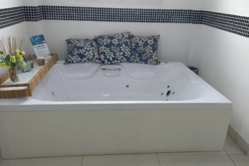 Banheira Lumi Dupla com piso antiderrapante em destaque