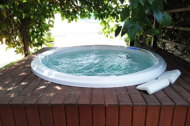 Spa Esfera com revestimento de madeira, instalado sob pergolado