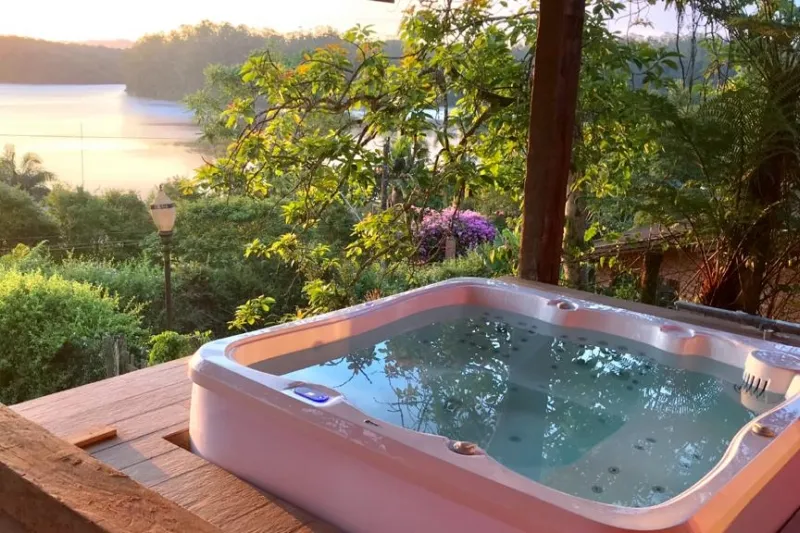 Spa Fontaine instalado com vista para lago ao amanhecer