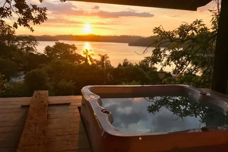 Spa Fontaine instalado com vista para lago ao entardecer