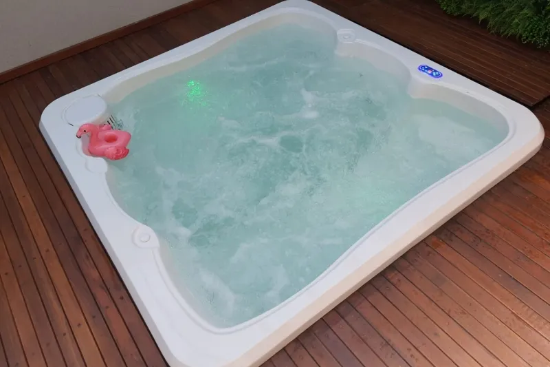 Spa Fontaine em deck de madeira com boia decorativa