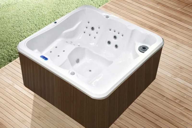 Spa Fontaine visto em ângulo, instalado em deck ao ar livre