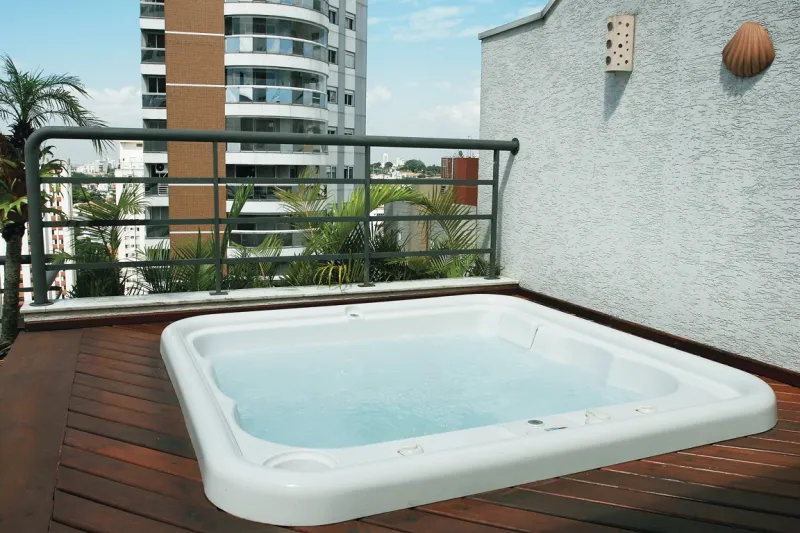 Spa Style instalado em deck de madeira com vista urbana