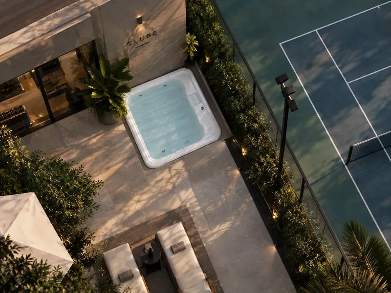 Spa Vital instalado em terraço, vista aérea noturna